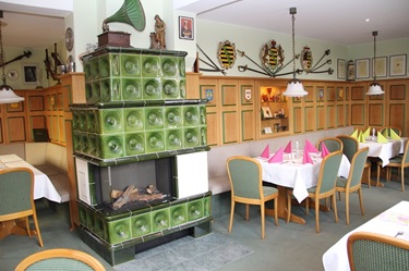 Gemütlicher Kachelofen im Gastraum des Restaurant Albertheim